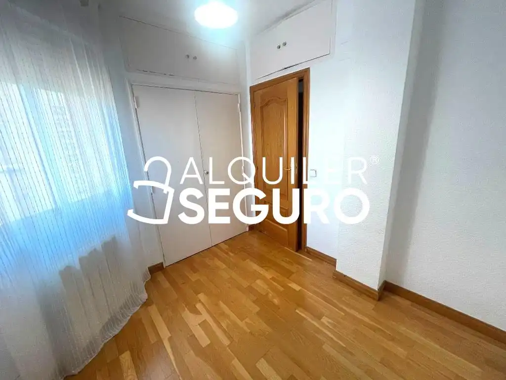 Dormitori de Pis de lloguer en Madrid amb Aire condicionat, Calefacció i Terrassa