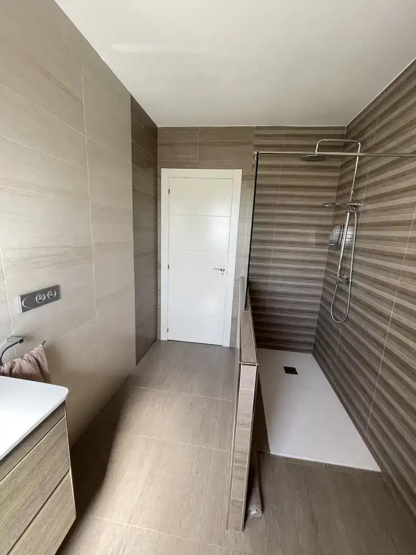 Bany de Casa o xalet en venda en Gijón  amb Balcó