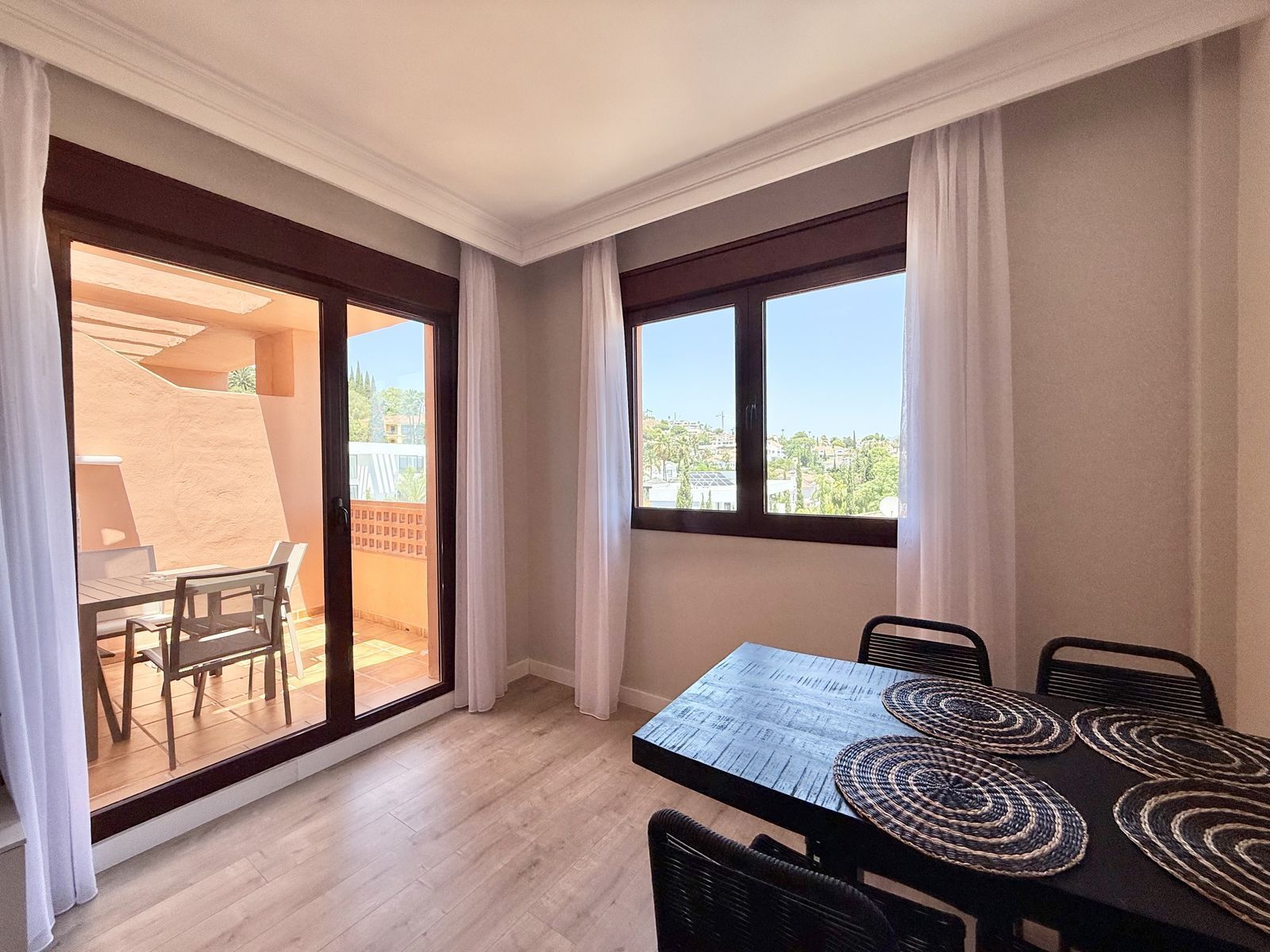 Menjador de Apartament en venda en Benahavís amb Aire condicionat, Terrassa i Traster
