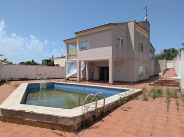 Chalet con piscina en venta en Carrer Menorca 30