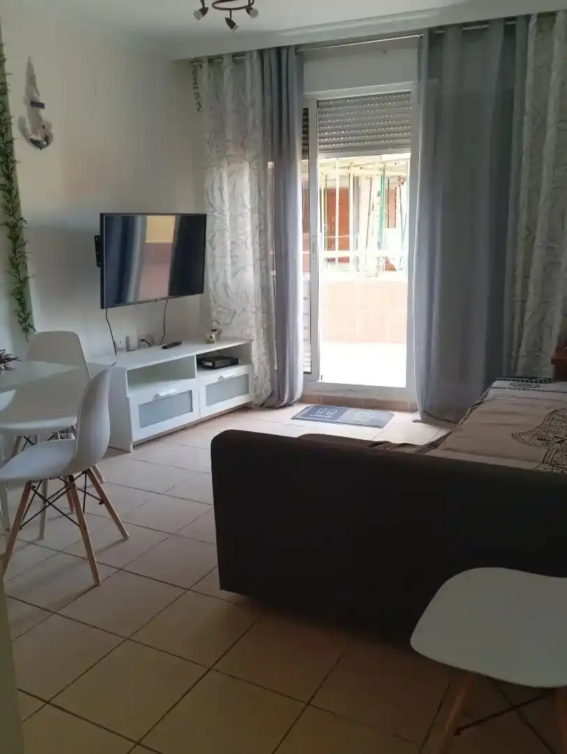Wohnzimmer von Wohnungen zur Miete in Oliva mit Klimaanlage, Privatgarten und Möbliert