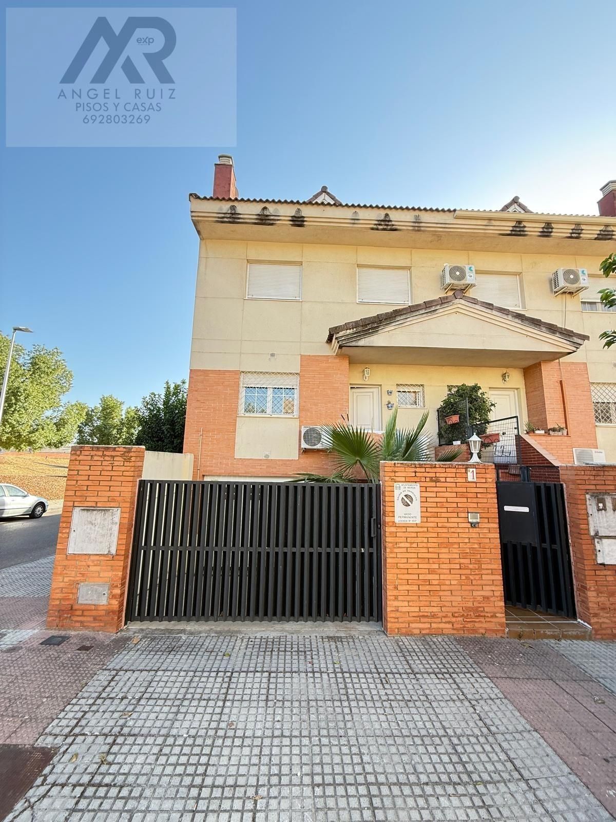Vista exterior de Casa adosada en venda en Mérida amb Calefacció, Jardí privat i Terrassa