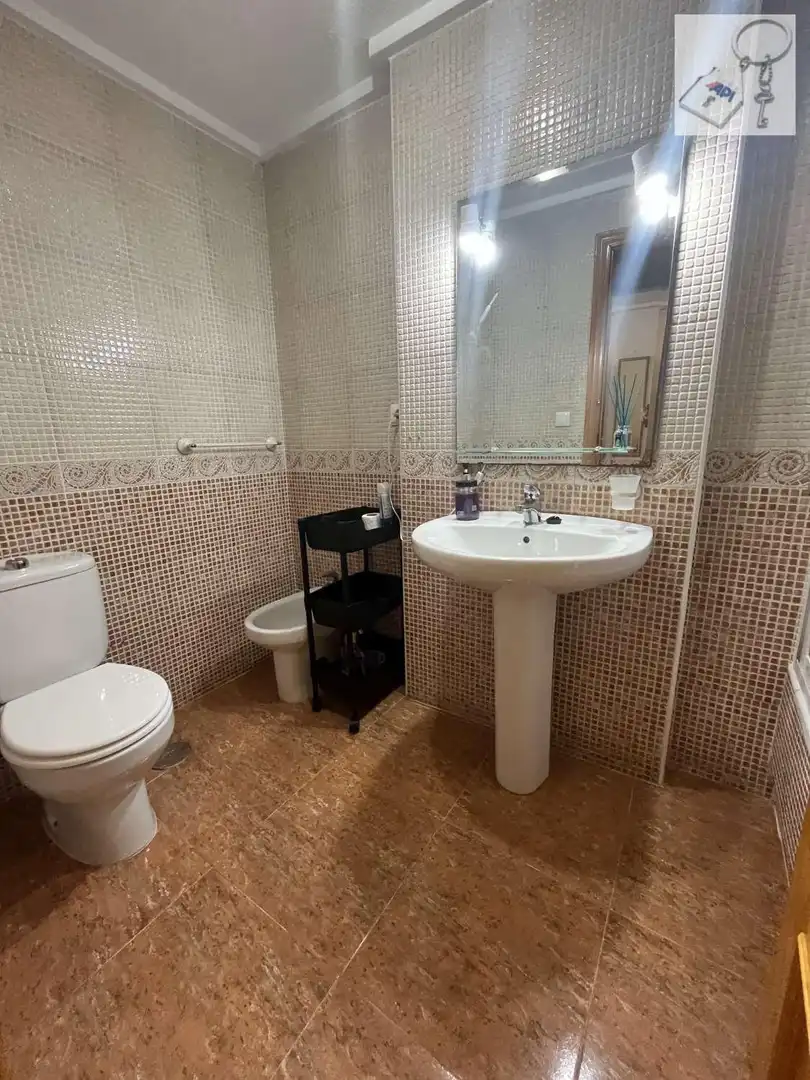 Baño de Apartamento en venta en Torrevieja con Piscina y Amueblado