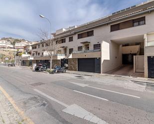 Vista exterior de Casa adosada en venda en  Granada Capital amb Aire condicionat, Terrassa i Balcó