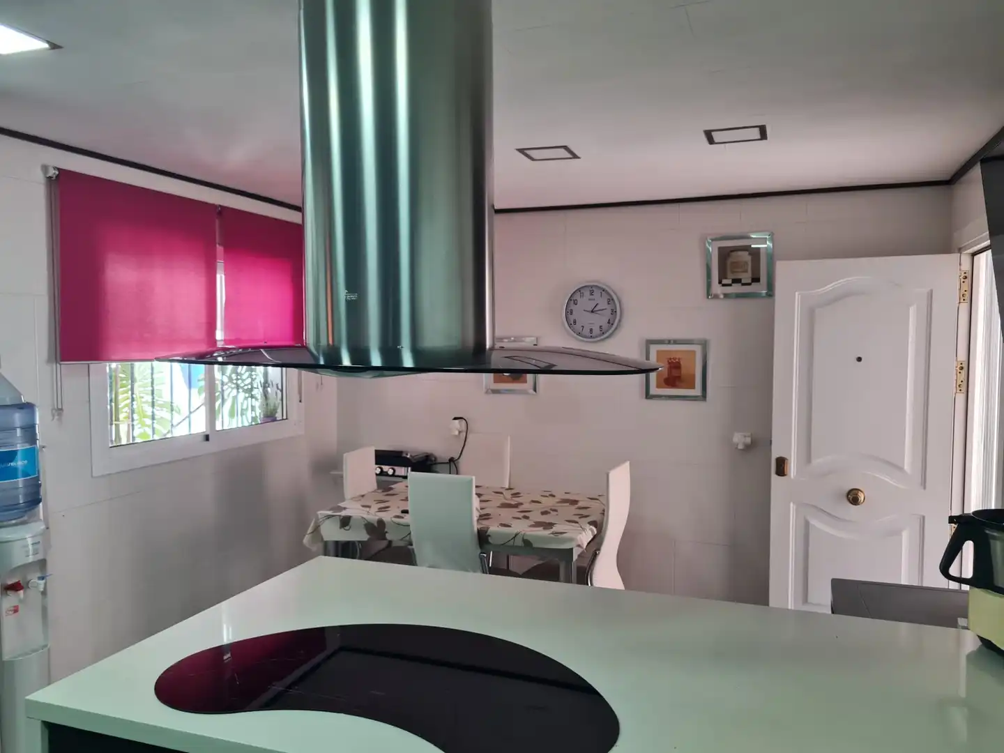 Cuina de Casa adosada en venda en Espartinas amb Aire condicionat, Jardí privat i Piscina