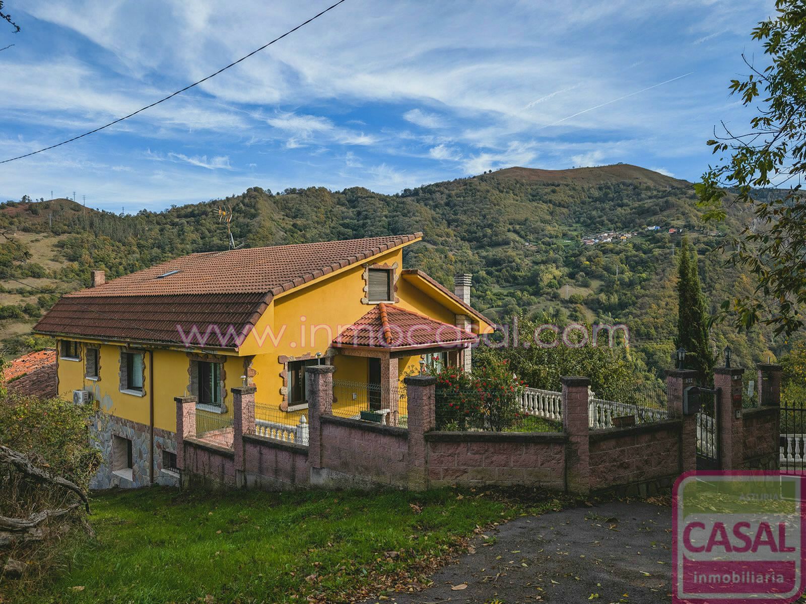 Vista exterior de Casa o xalet en venda en Mieres (Asturias) amb Calefacció, Terrassa i Moblat