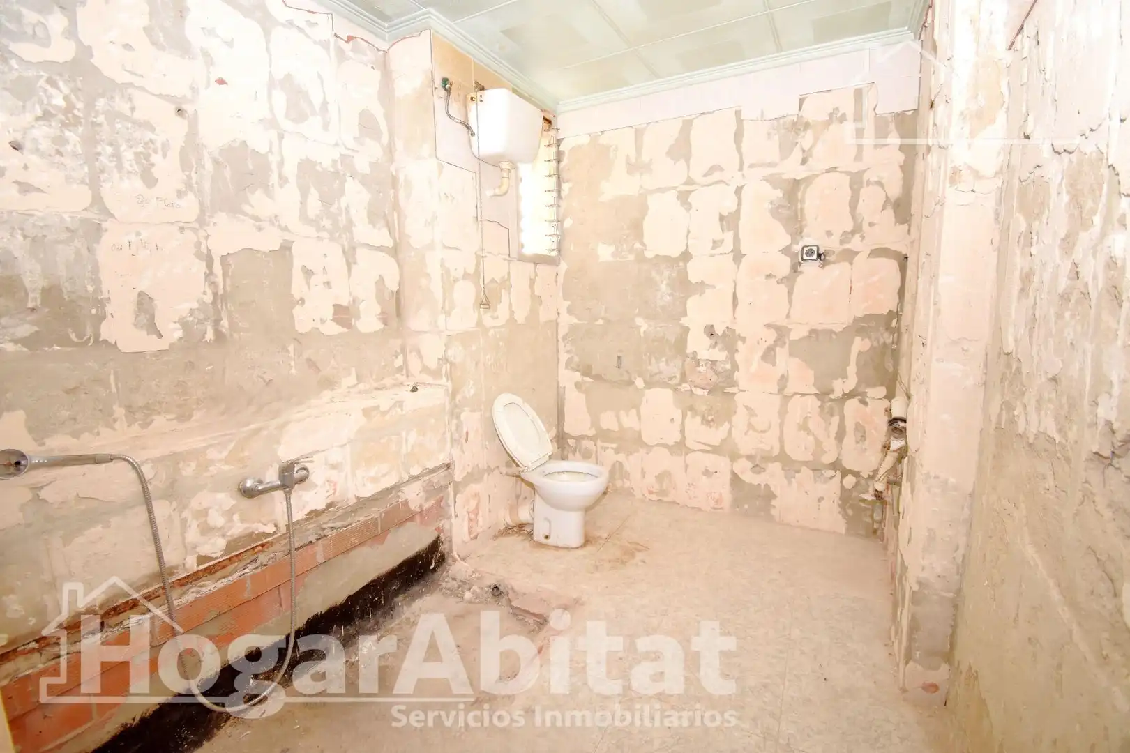 Bathroom of Flat for sale in Catarroja  with Air Conditioner, Heating and Furnished