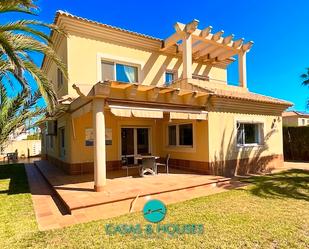Vista exterior de Casa o xalet en venda en La Manga del Mar Menor amb Aire condicionat, Calefacció i Jardí privat