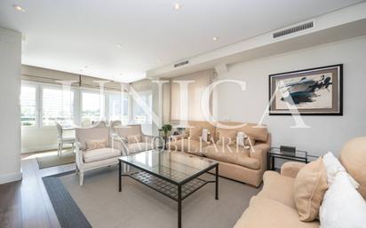 Living room of Flat for sale in  Madrid Capital  with Air Conditioner, Heating and Parquet flooring