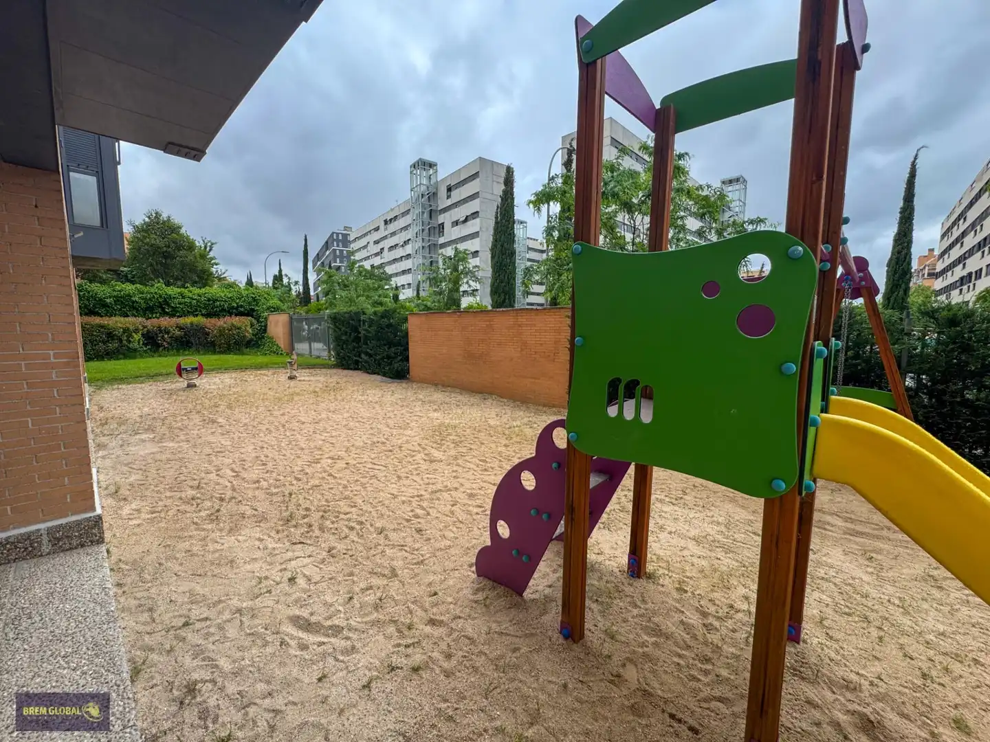 Parking de Piso en venta en Madrid con Aire acondicionado, Calefacción y Jardín privado