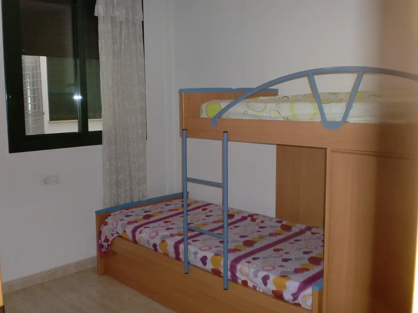 Habitación de Piso de alquiler en Benicarló con Aire acondicionado, Terraza y Piscina