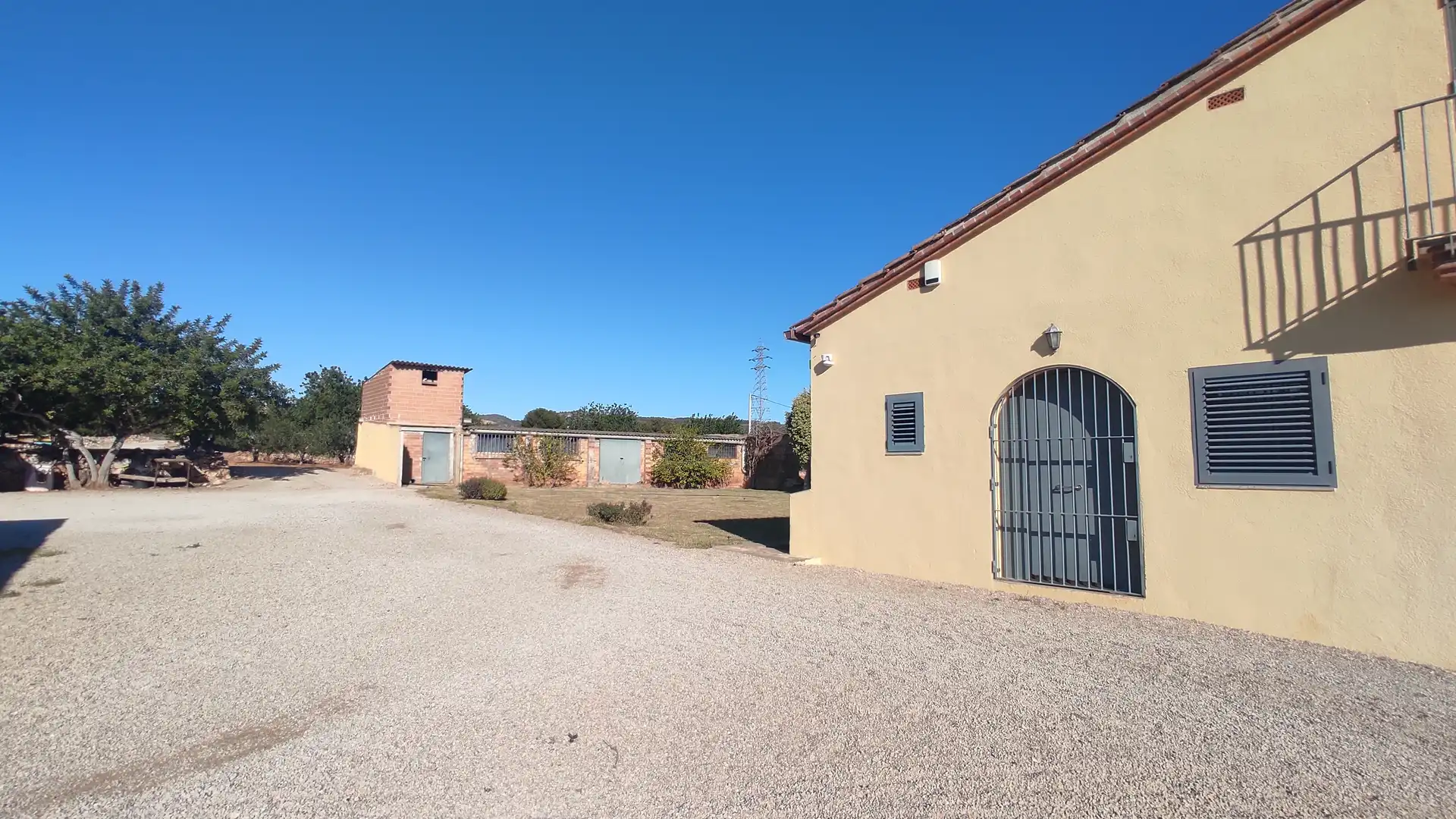 Außenansicht von Country house zum Verkauf in Roda de Berà mit Klimaanlage, Heizung und Privatgarten