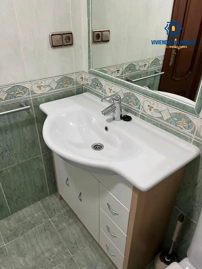 Baño de Piso de alquiler en Granada con Aire acondicionado, Amueblado y Balcón