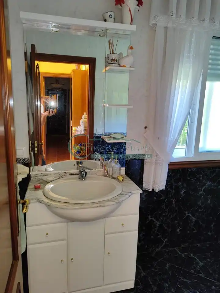 Bany de Casa o xalet en venda en Cangas  amb Calefacció, Jardí privat i Terrassa