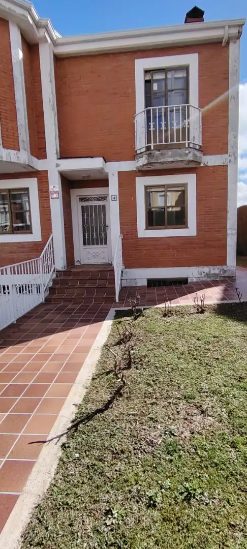 Vista exterior de Casa o chalet en venta en Santa Marta de Tormes con Calefacción, Jardín privado y Parquet