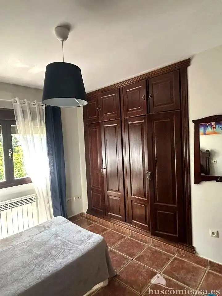 Dormitori de Casa adosada en venda en Linares amb Aire condicionat, Jardí privat i Terrassa