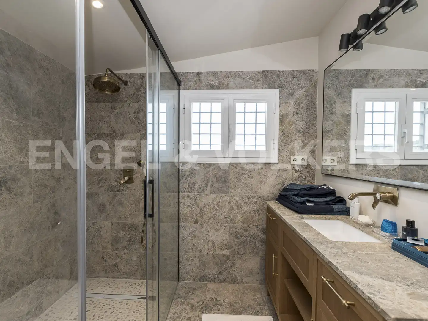 Bathroom of Houses for sale in Castelldefels  with Air Conditioner, Heating and Private garden