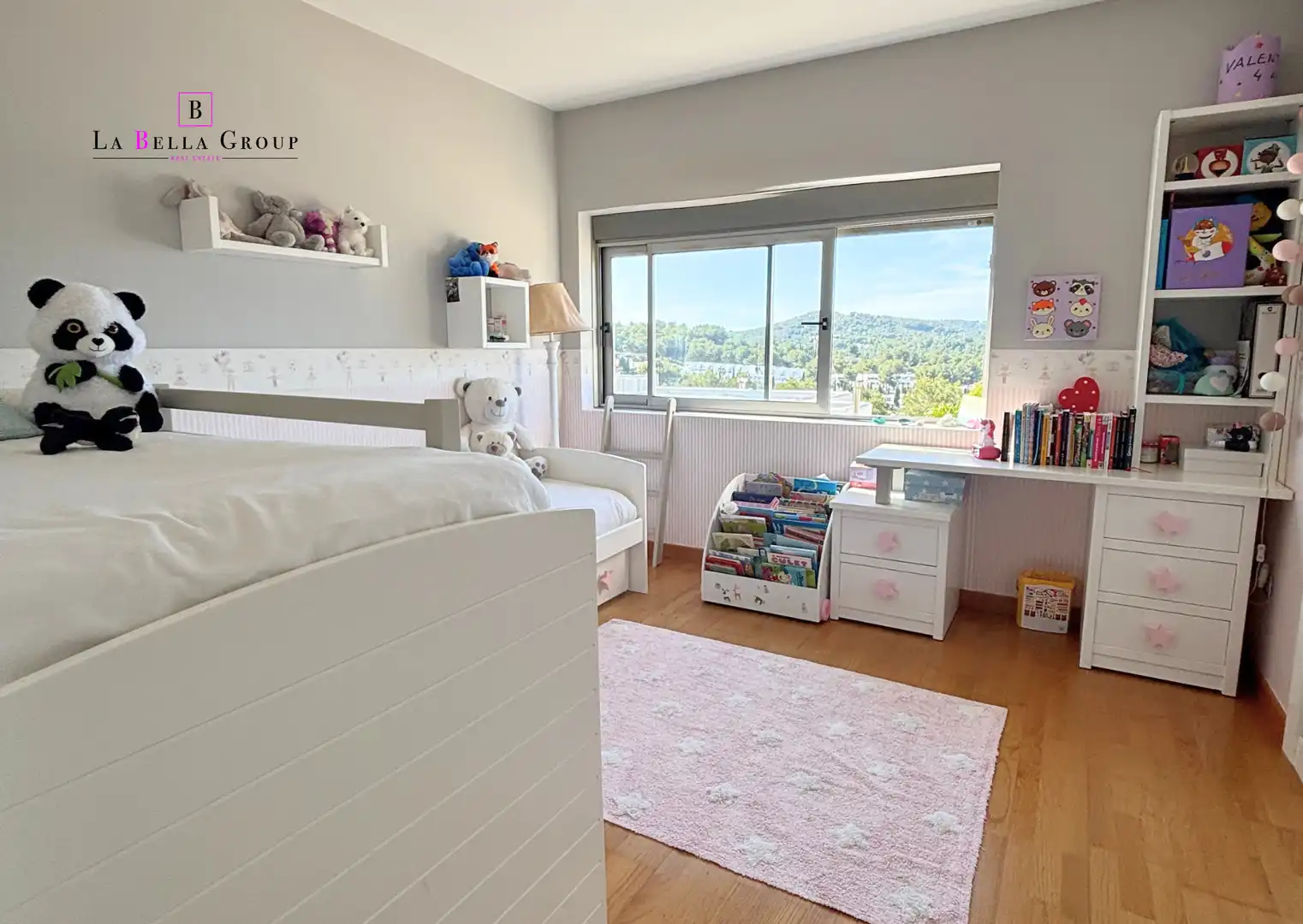 Schlafzimmer von Einfamilien-Reihenhaus zum Verkauf in Santa Eulària des Riu mit Klimaanlage, Heizung und Parkett
