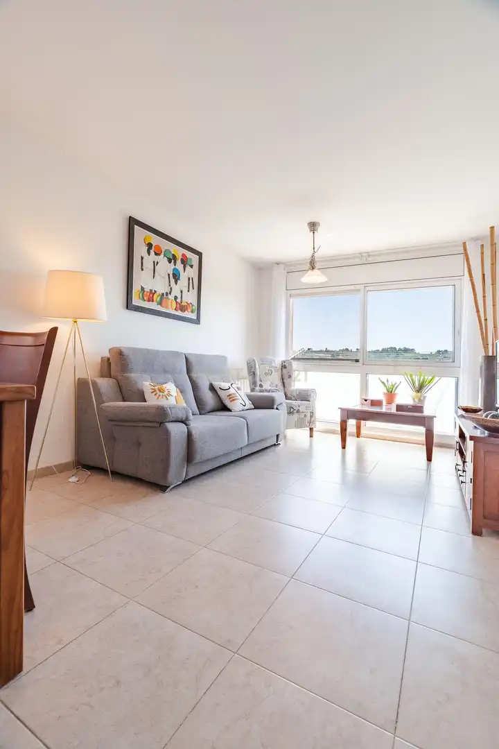 Wohnzimmer von Einfamilien-Reihenhaus zum Verkauf in Vila-rodona mit Privatgarten und Ofen