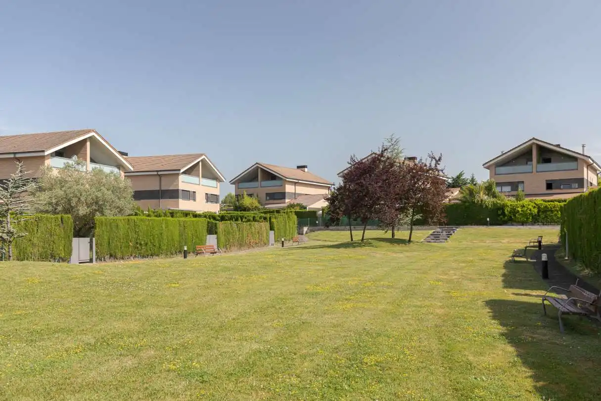 Außenansicht von Einfamilien-Reihenhaus zum Verkauf in Iza / Itza mit Heizung, Privatgarten und Terrasse
