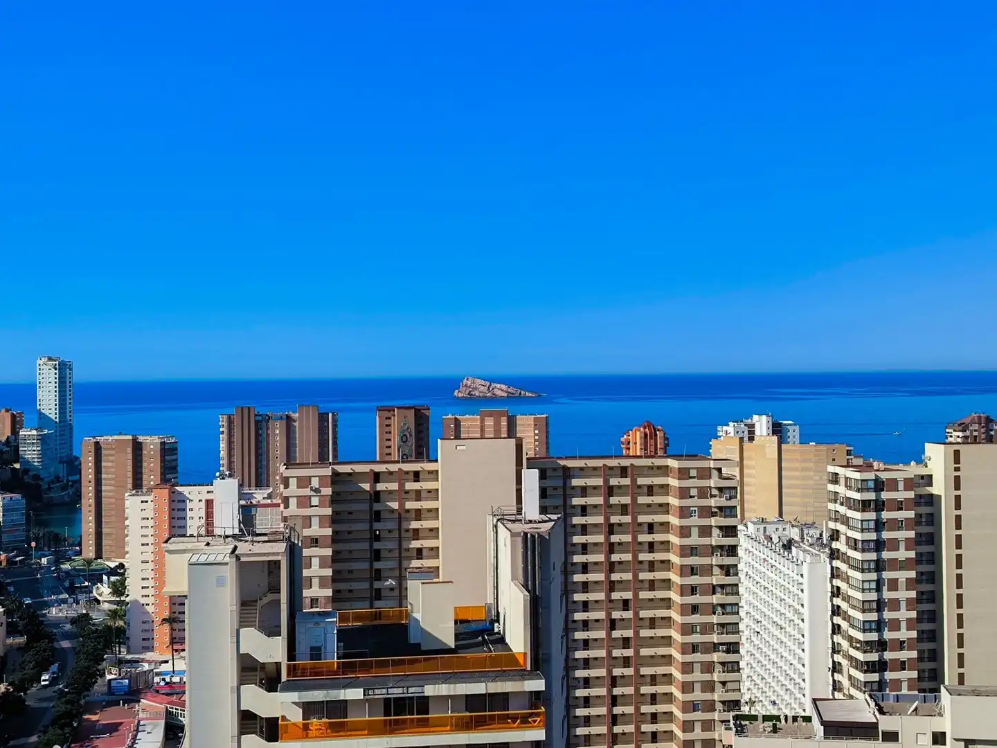 Vista exterior de Dúplex en venda en Benidorm amb Aire condicionat, Calefacció i Jardí privat