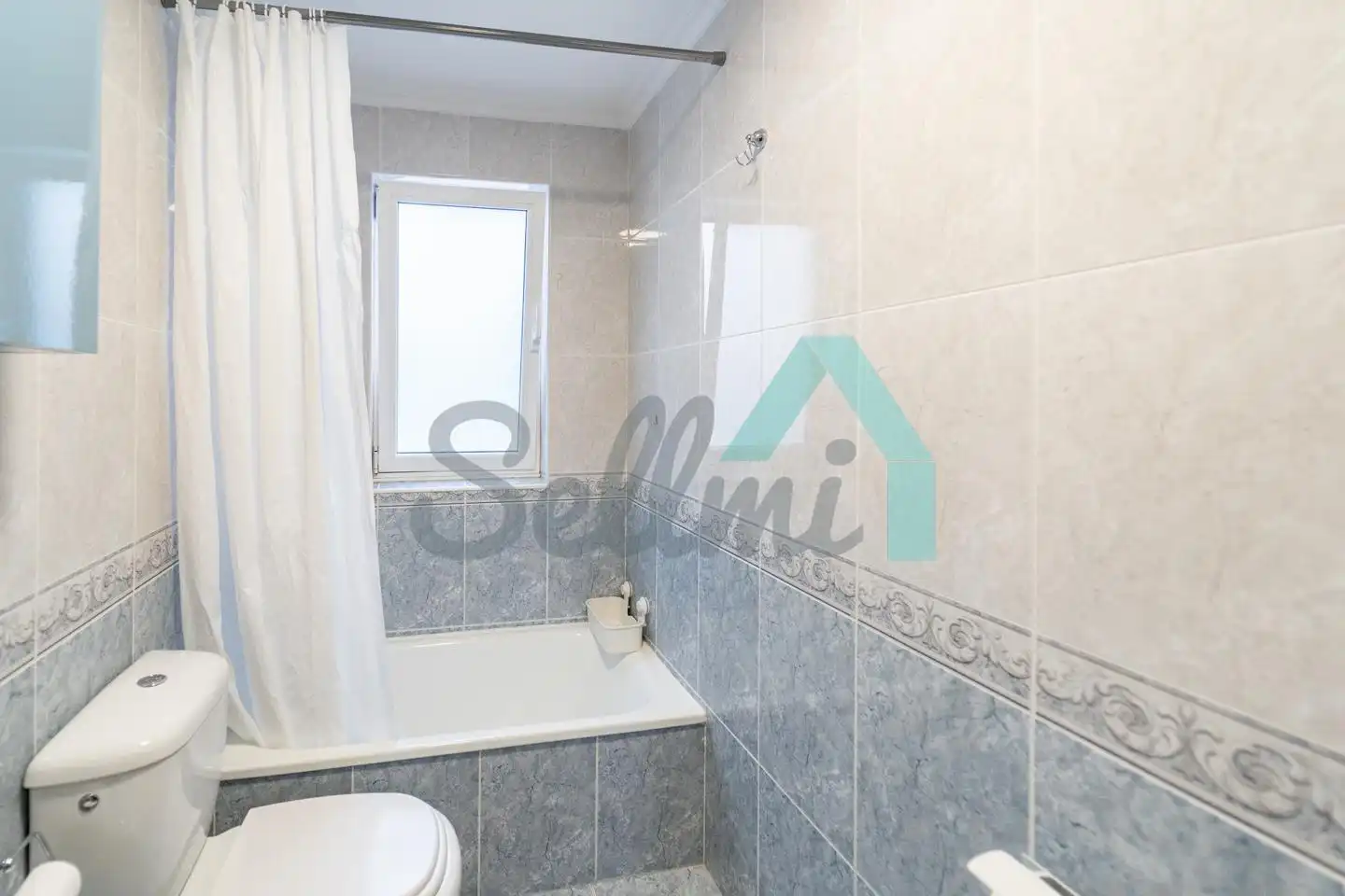 Bathroom of Flat for rent in Oviedo   with Heating, Furnished and Internet