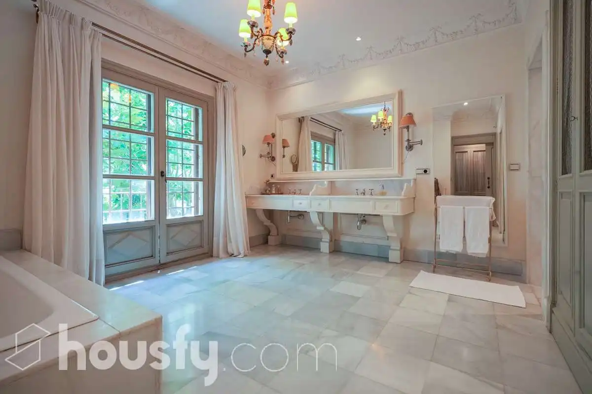 Bathroom of Houses for sale in Pozuelo de Alarcón  with Air Conditioner, Heating and Private garden
