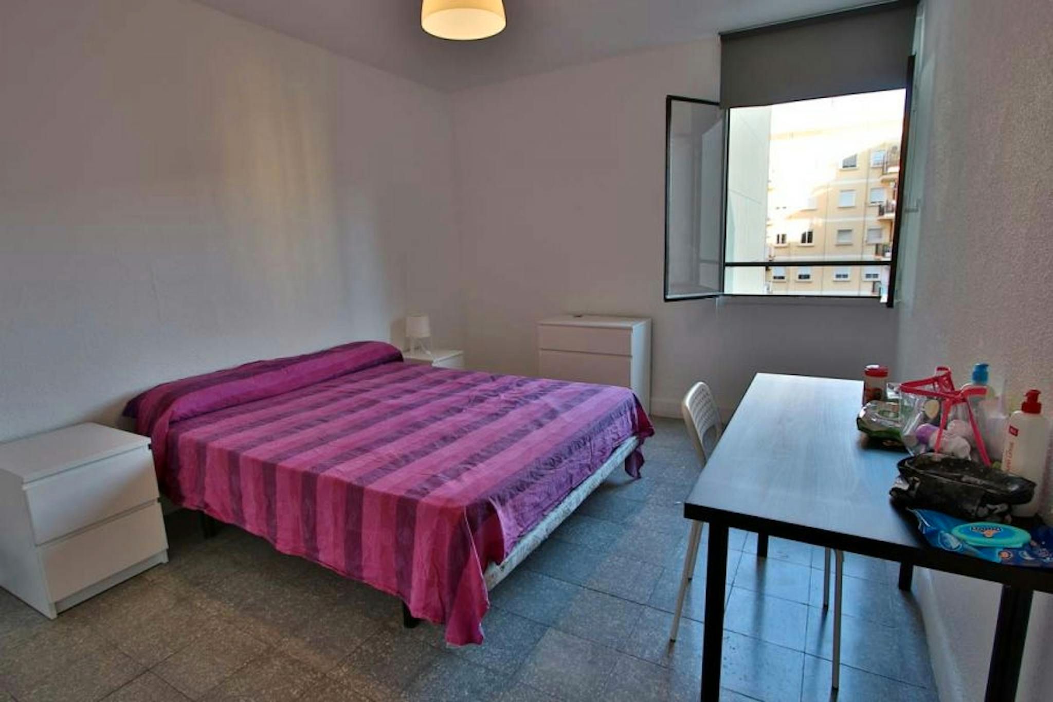 Bedroom of Flat to share in  Valencia Capital  with Heating, Washing machine and TV