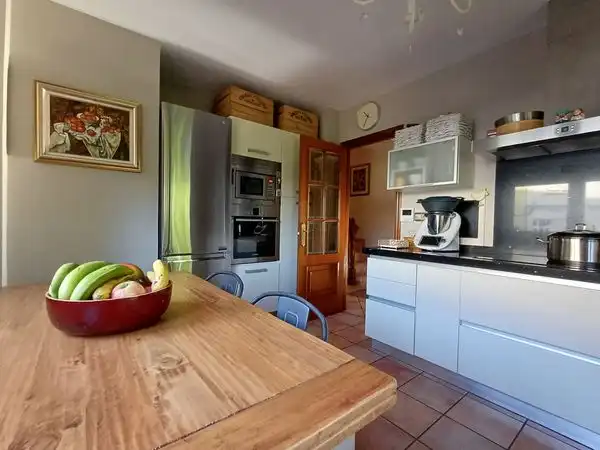 Cuina de Casa o xalet en venda en Vigo  amb Calefacció, Jardí privat i Parquet
