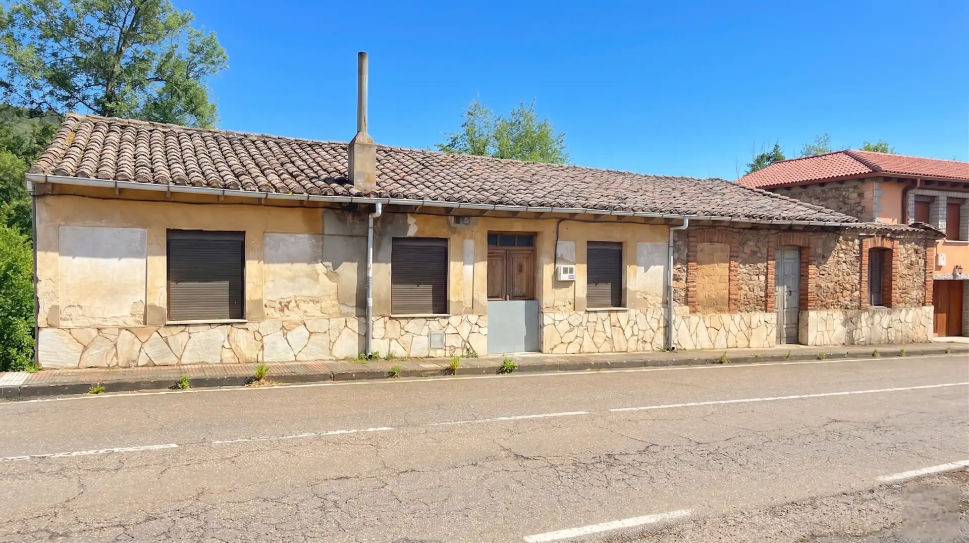 Vista exterior de Finca rústica en venda en Matallana de Torío amb Jardí privat, Traster i Moblat