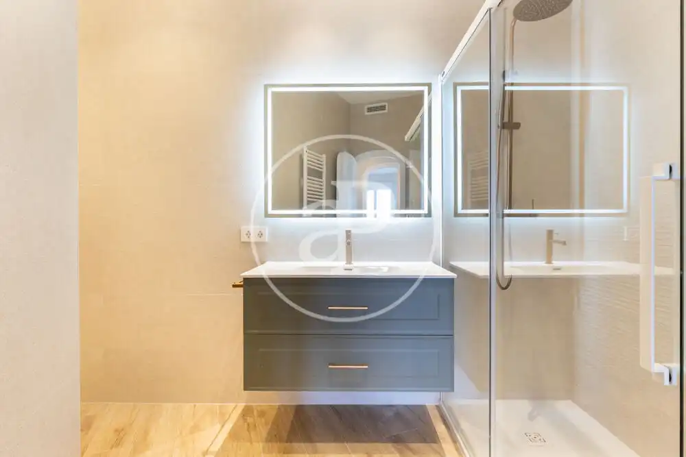 Bathroom of Flat for rent in Valencia  with Air Conditioner, Heating and Balcony