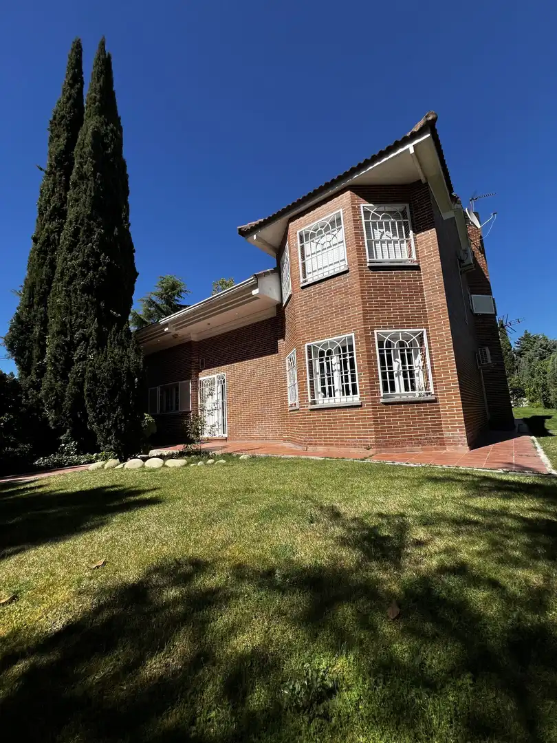 Vista exterior de Casa o xalet en venda en Boadilla del Monte amb Aire condicionat, Jardí privat i Traster