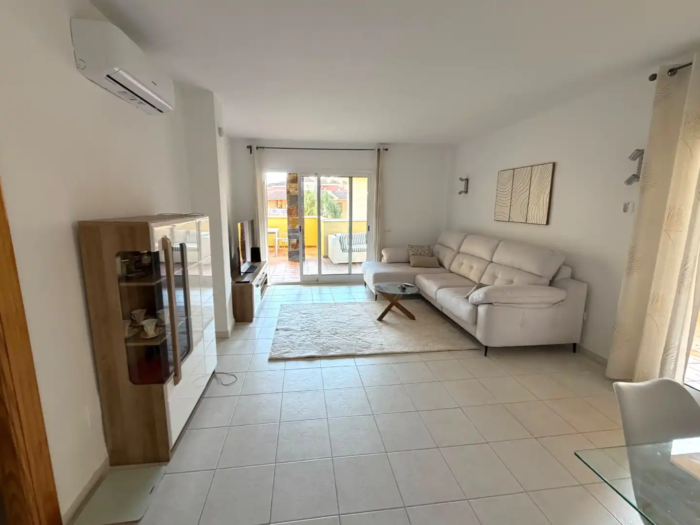 Sala d'estar de Pis de lloguer en Fuengirola amb Aire condicionat, Terrassa i Balcó