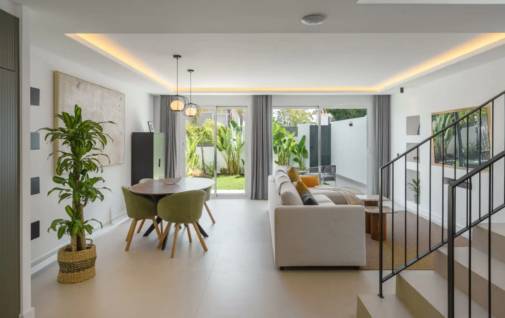 Wohnzimmer von Einfamilien-Reihenhaus zum Verkauf in Marbella mit Klimaanlage, Heizung und Privatgarten
