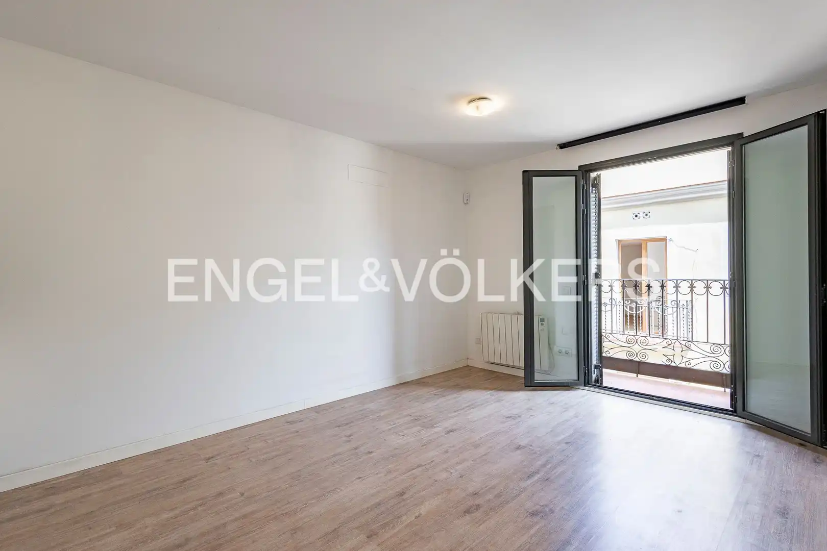 Piso en venta en Barcelona con Calefacción, Terraza y Balcón