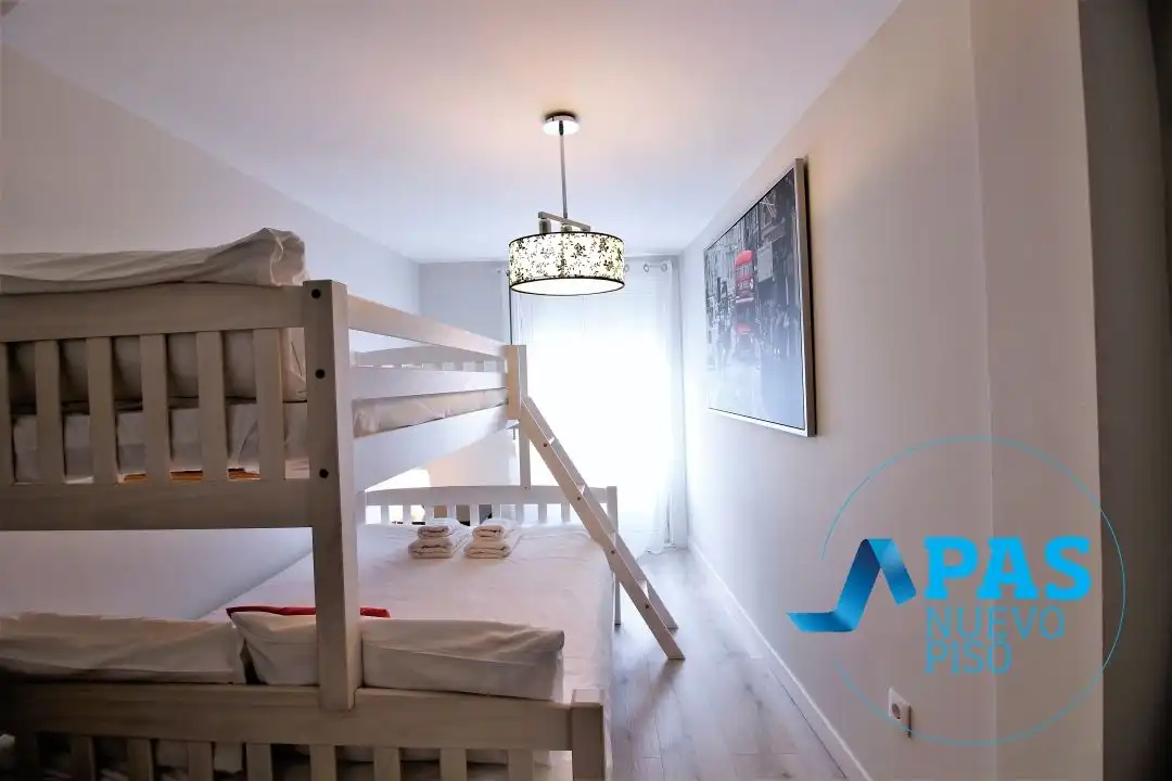 Schlafzimmer von Wohnung zur Miete in Santander mit Balkon