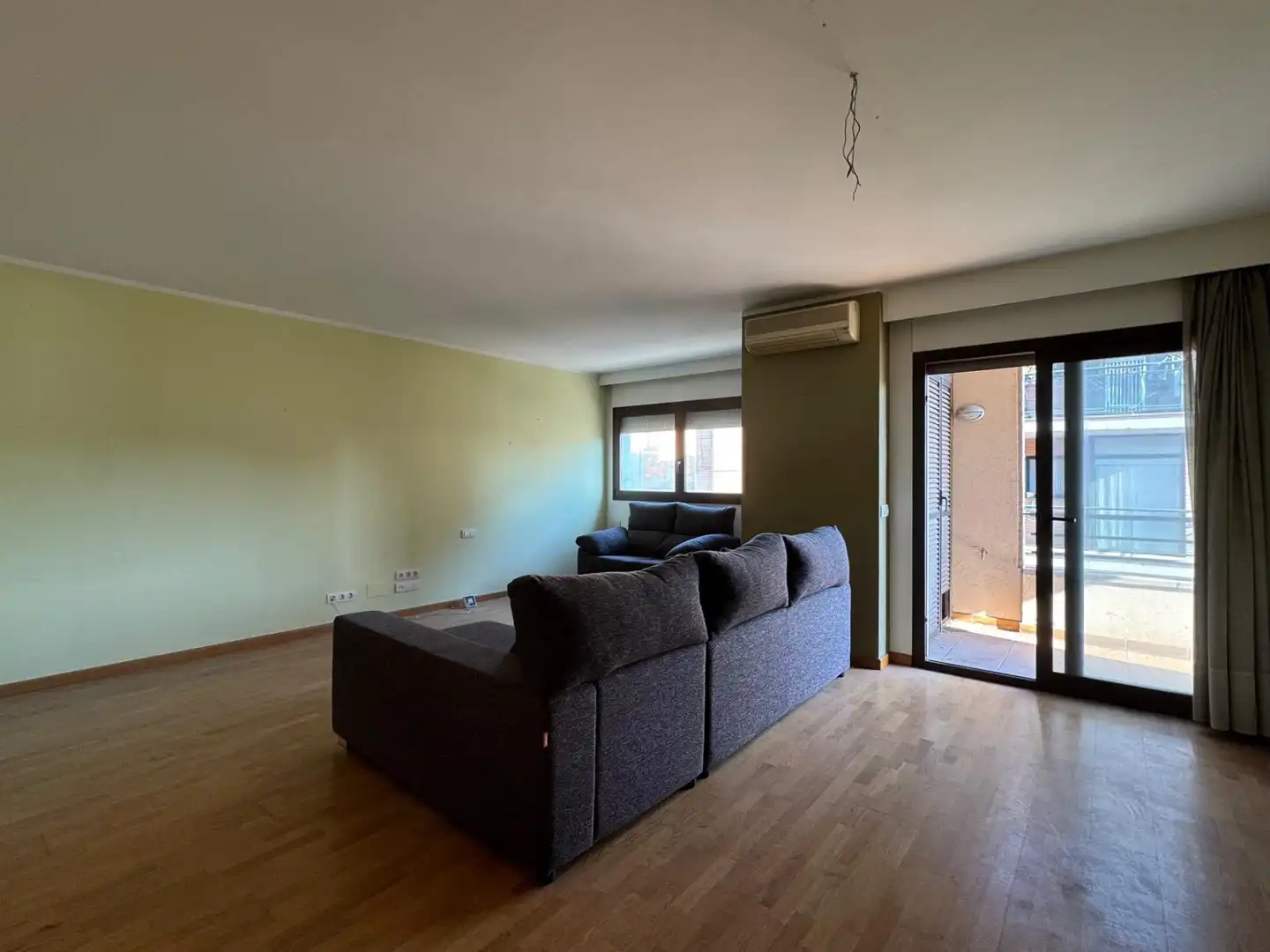 Living room of Attic for sale in Figueres  with Air Conditioner, Heating and Terrace