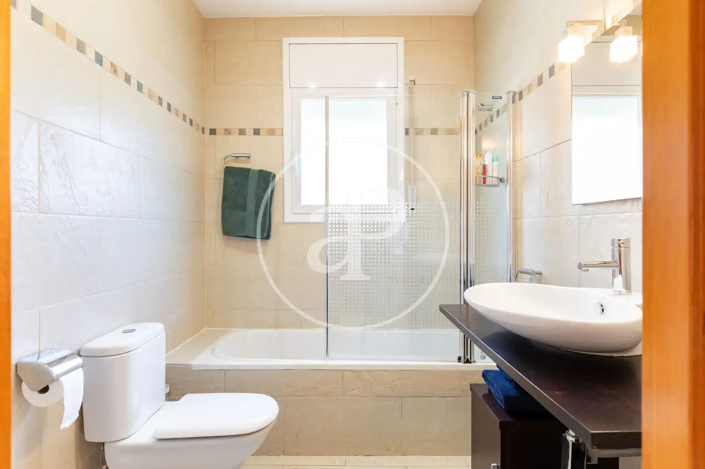 Badezimmer von Einfamilien-Reihenhaus zum Verkauf in Sant Quirze del Vallès mit Klimaanlage, Heizung und Privatgarten