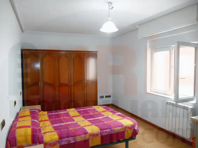 Habitación de Piso en venta en Oviedo  con Calefacción, Trastero y Amueblado