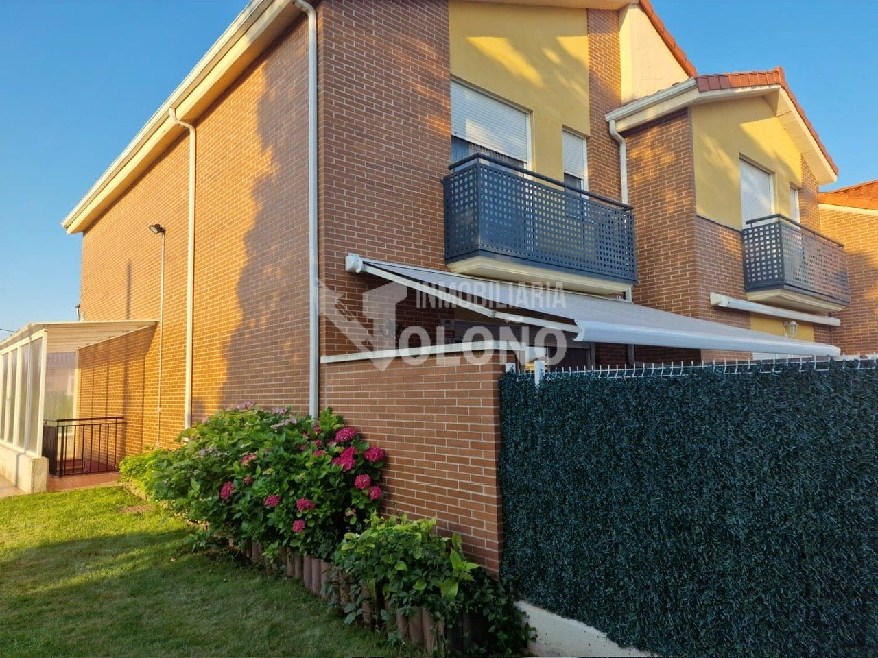Vista exterior de Casa adosada en venda en Alesanco amb Calefacció, Jardí privat i Parquet