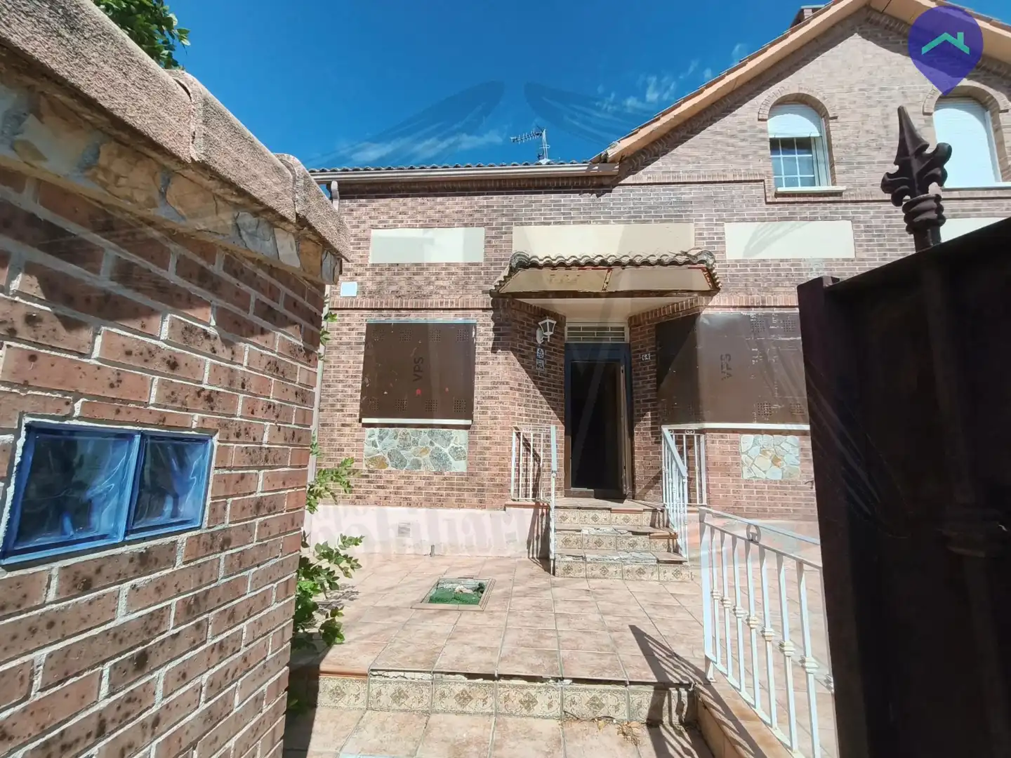 Vista exterior de Casa o chalet en venta en Villanueva de la Torre con Jardín privado, Trastero y Alarma
