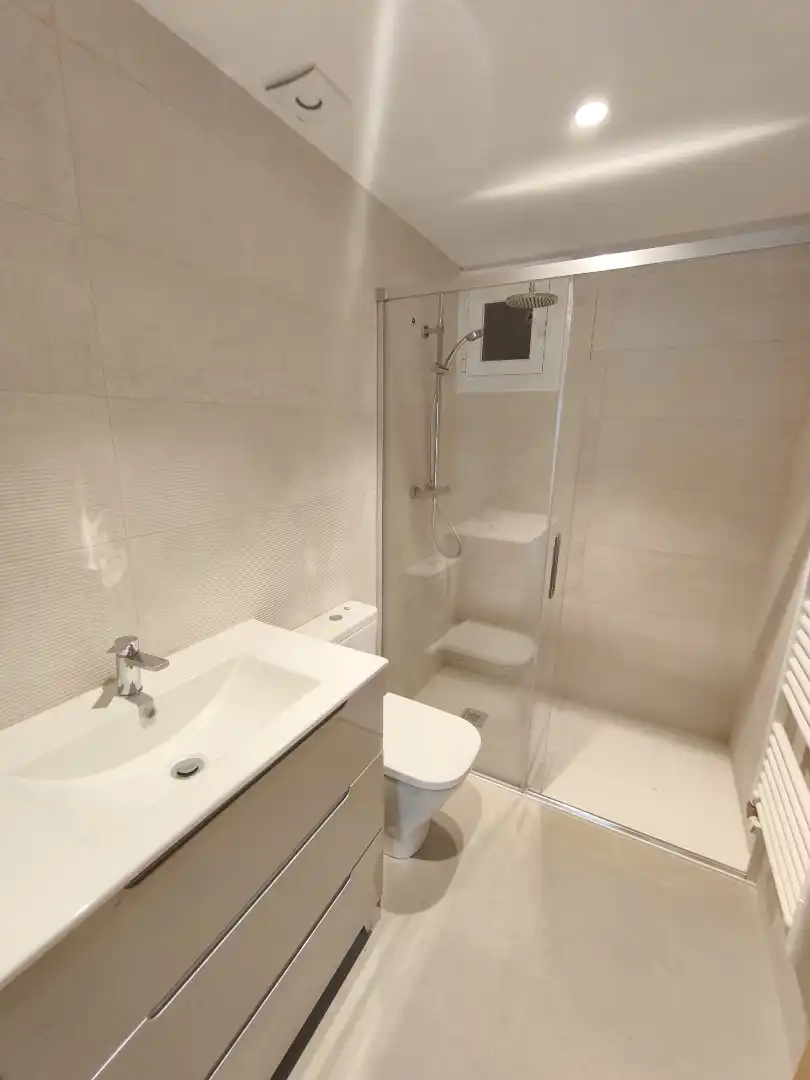 Badezimmer von Wohnung zum Verkauf in Ourense Capital  mit Heizung, Parkett und Ofen