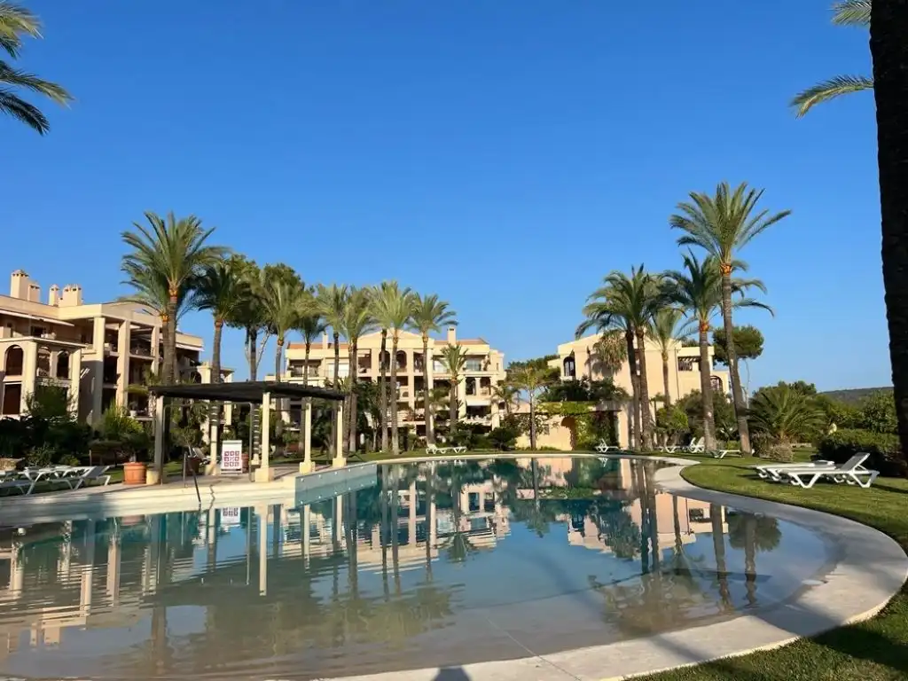 Piscina de Apartamento de alquiler en Calvià con Aire acondicionado, Jardín privado y Amueblado