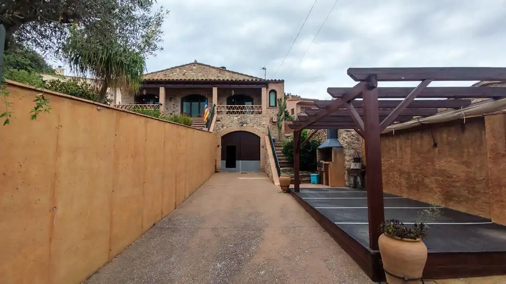 Vista exterior de Casa o xalet en venda en Masarac i Vilarnadal amb Aire condicionat, Calefacció i Jardí privat