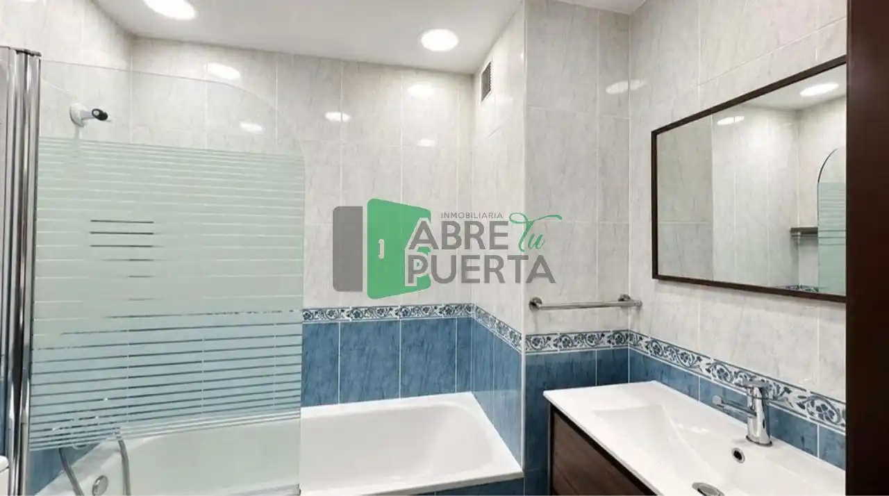 Badezimmer von Dachboden zum Verkauf in O Carballiño   mit Heizung und Parkett