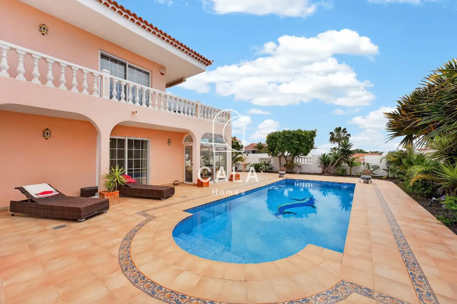 Vista exterior de Casa o xalet en venda en Adeje amb Jardí privat, Terrassa i Piscina