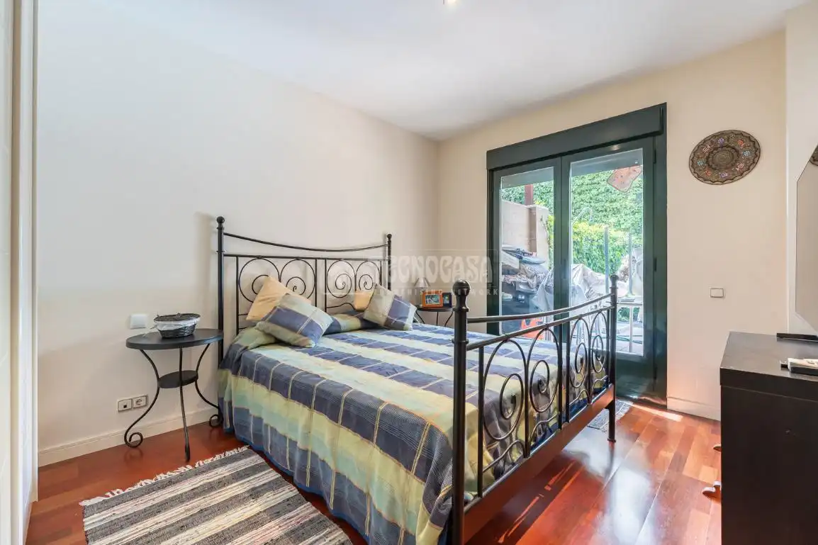 Habitación de Casa adosada en venta en Paracuellos de Jarama con Aire acondicionado, Calefacción y Jardín privado