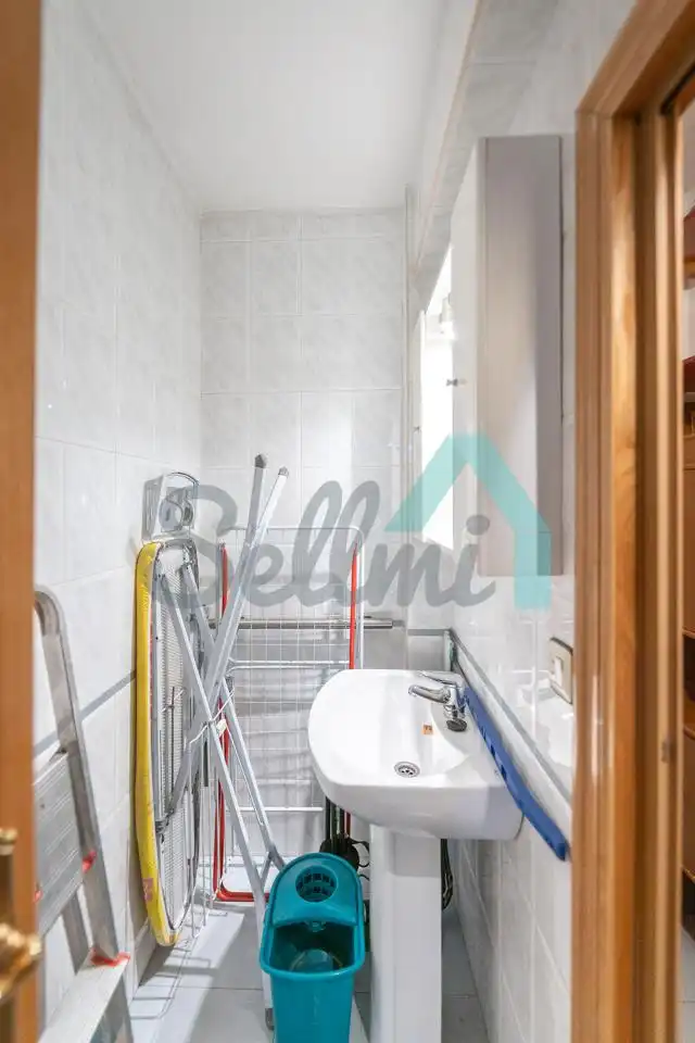 Bathroom of Flat for rent in Oviedo   with Heating, Parquet flooring and Storage room