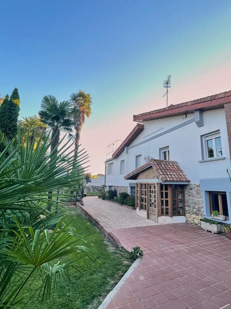 Vista exterior de Casa o chalet en venta en Albelda de Iregua con Aire acondicionado, Calefacción y Jardín privado