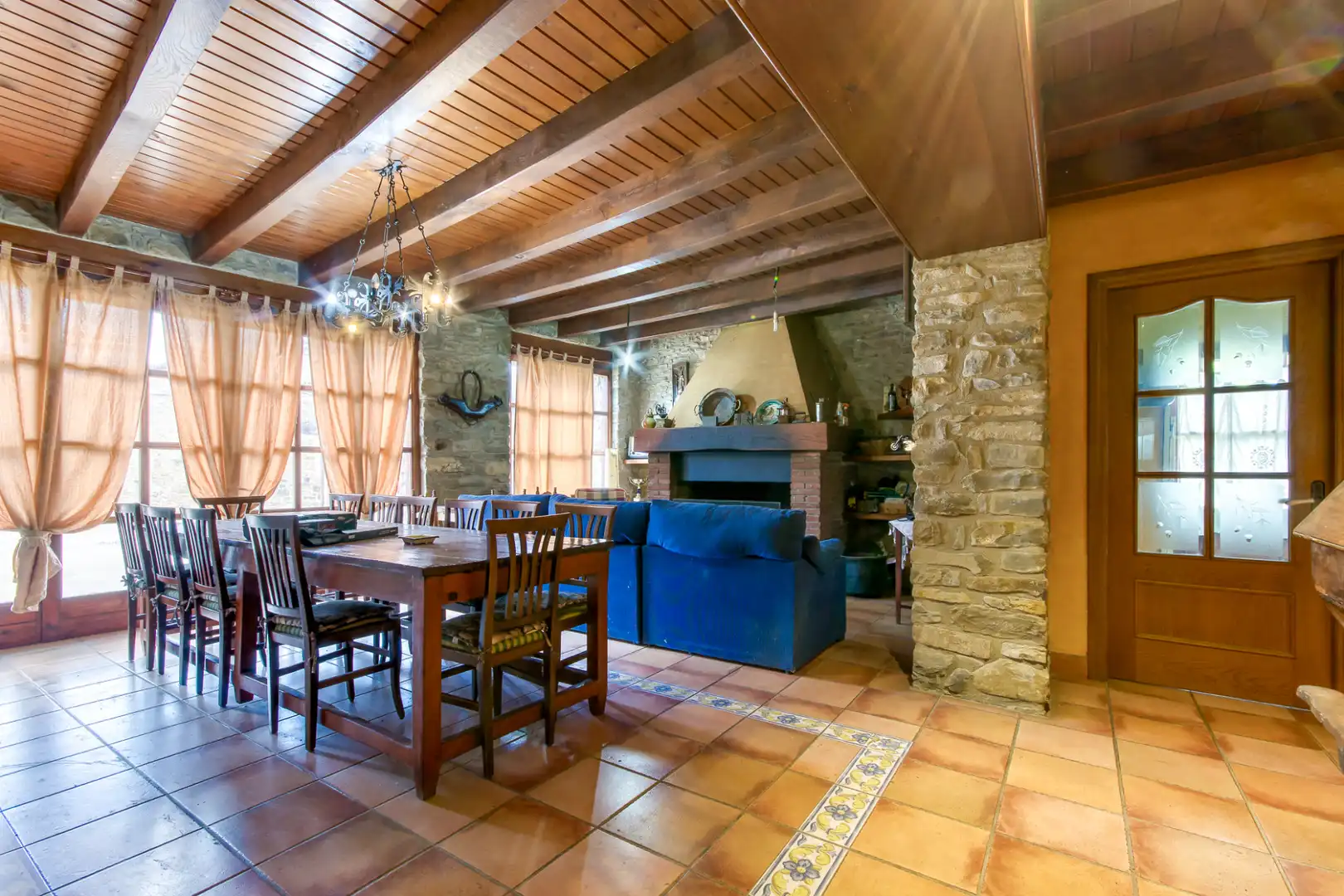 Esszimmer von Country house zum Verkauf in Sant Joan Les Fonts mit Klimaanlage, Heizung und Privatgarten